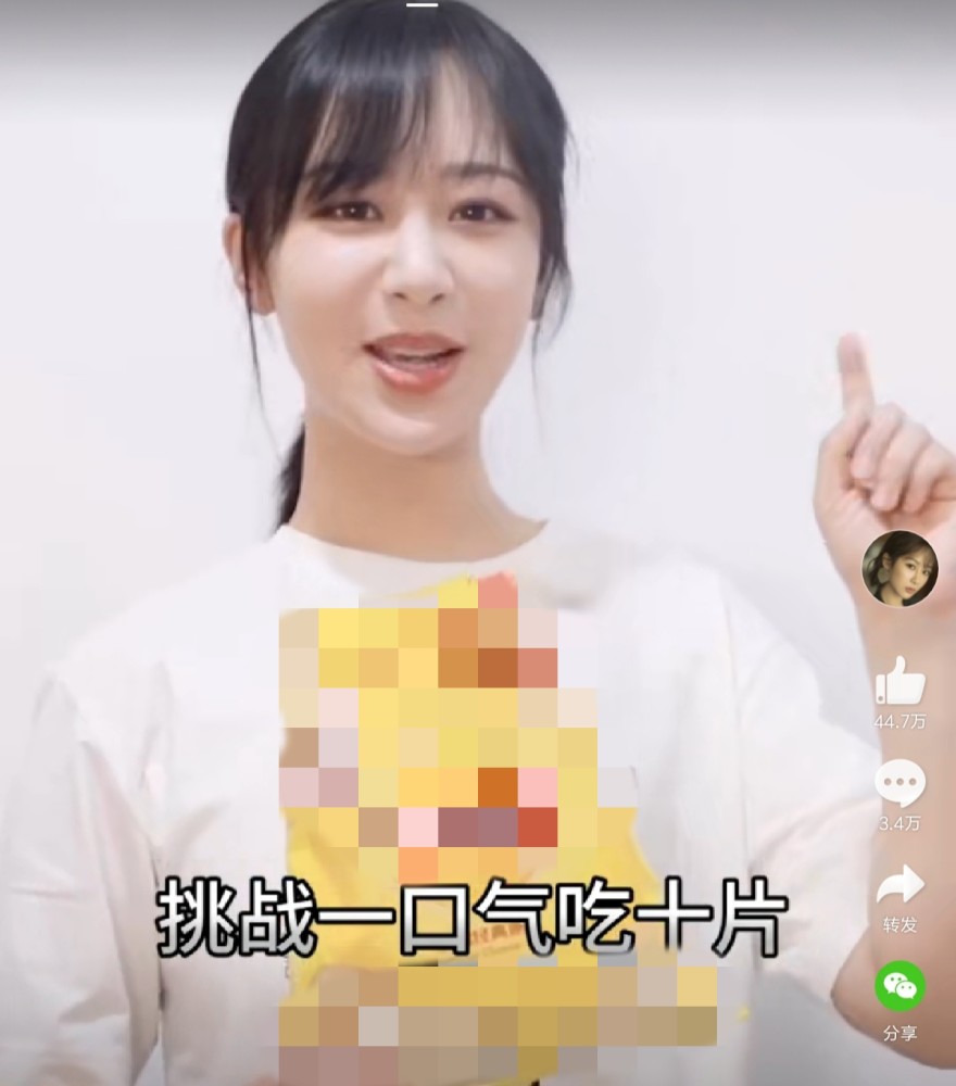 杨紫|杨紫挑战一口吃10片薯片，真吃还是假吃一目了然，嘱咐大家不能截图