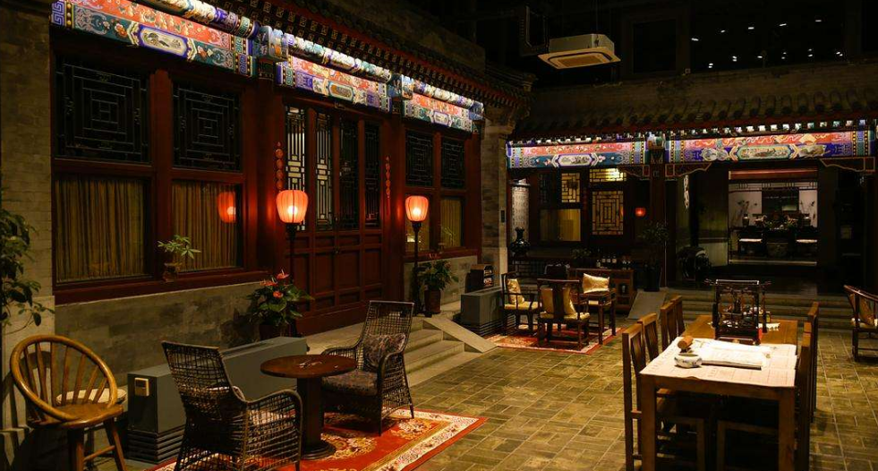 被叫做四九城的北京有旧时的故宫,历史丰富的胡同四合院,还有现代繁荣