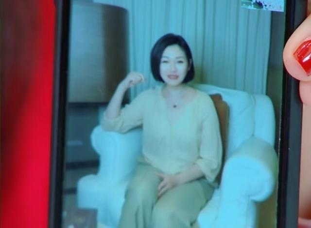 大s|大S露面直播罕见全身出镜，大腿变粗几圈“师奶感”十足