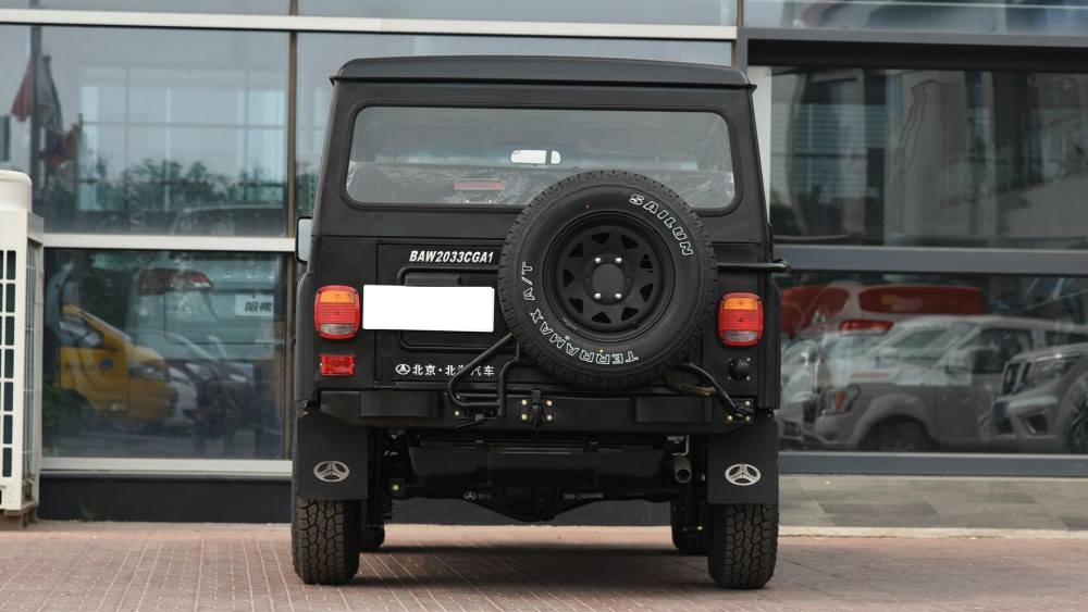 从外观上看,北汽bj212极具辨识度,整体造型和吉普牧马人有些类似,方