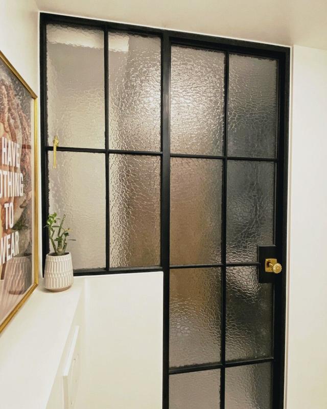 里侧就是卫生间的房门,卫生间面积不大,安装玻璃门可以增加通透感,水