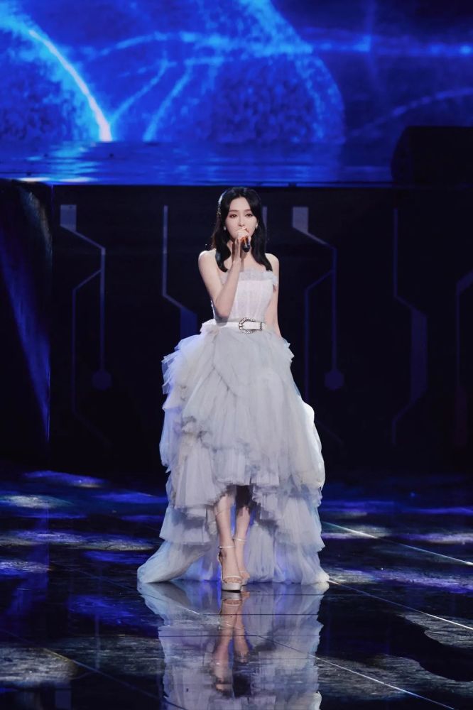 怪你过分美丽|秦岚演绎铁血经纪人，“感谢市场和观众，给姐姐们空间和土壤”