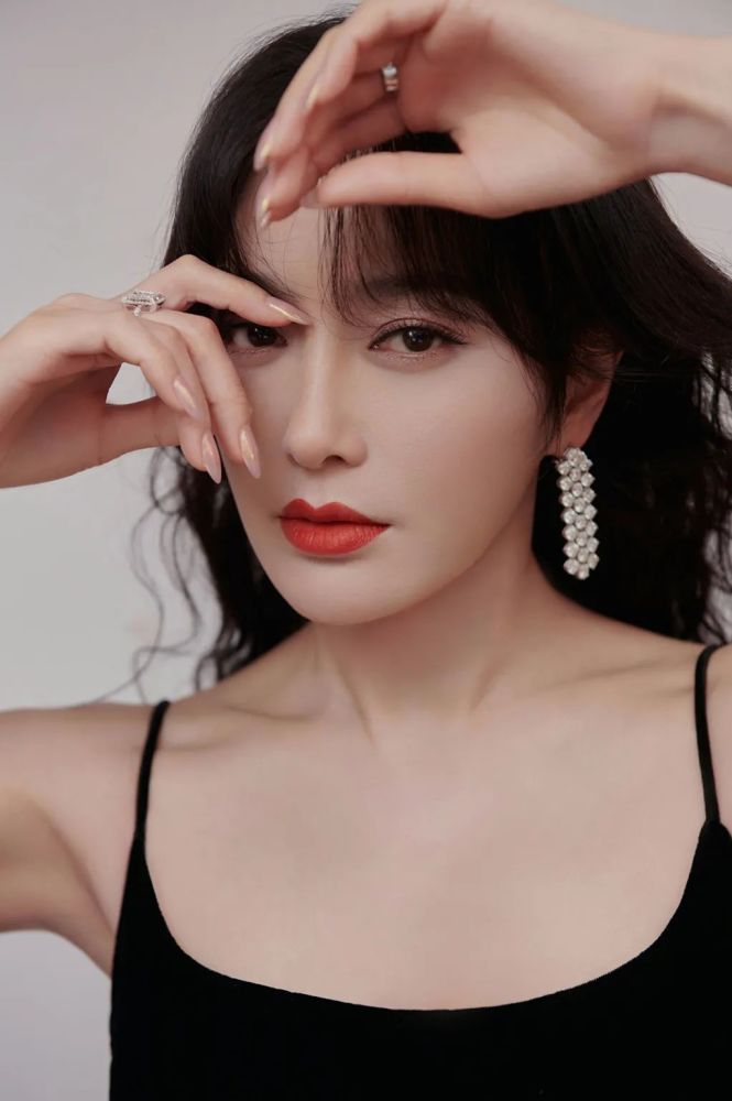 怪你过分美丽|秦岚演绎铁血经纪人，“感谢市场和观众，给姐姐们空间和土壤”