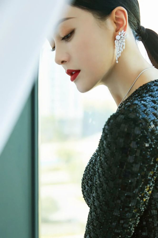 怪你过分美丽|秦岚演绎铁血经纪人，“感谢市场和观众，给姐姐们空间和土壤”