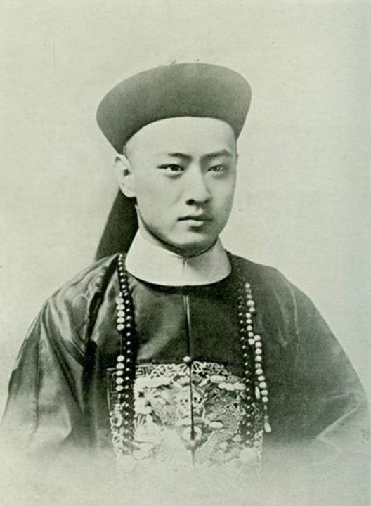 他是爱新觉罗氏后代,清朝灭亡后穷困潦倒,居然想到挖自家祖坟