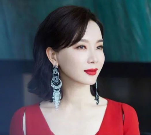 秦海璐|同样是当后妈，她从不与继子对眼，而她为继子不生孩子