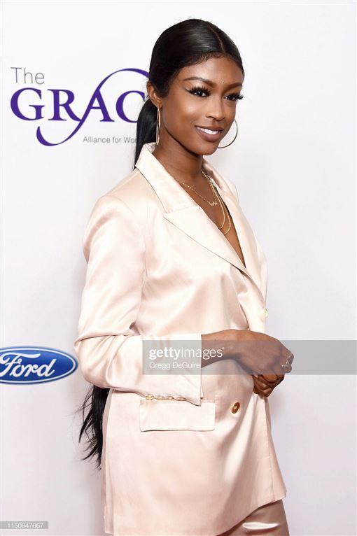 2018年,跨性别女性妮可梅因斯(nicole maines)在cw电视网影集「女超人