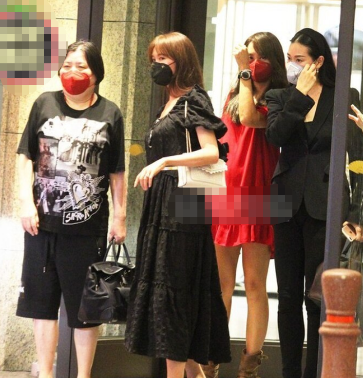 林志玲|林志玲被曝怀孕后首现身，小腹平坦素颜出镜，自曝隐退变家庭主妇