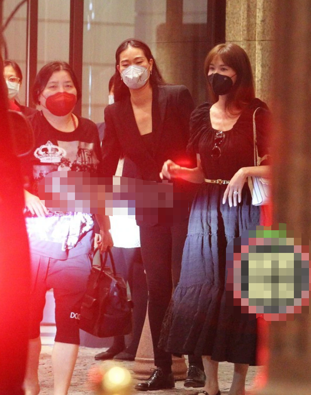 林志玲|林志玲被曝怀孕后首现身，小腹平坦素颜出镜，自曝隐退变家庭主妇