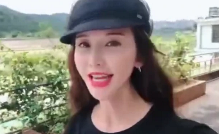 林志玲|林志玲被曝怀孕后首现身，小腹平坦素颜出镜，自曝隐退变家庭主妇