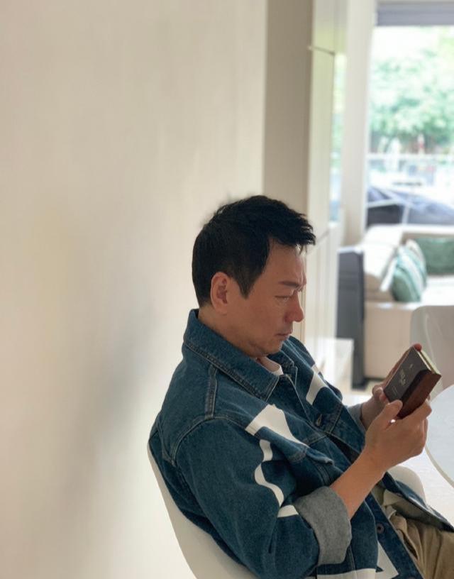 黎耀祥|好评如潮！黎耀祥自曝有社交焦虑症，被网友看好第4次问鼎视帝