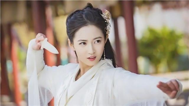 陈钰琪|95后男星疑恋爱？与大5岁女星惊现同款，曾同台十指紧扣很亲密