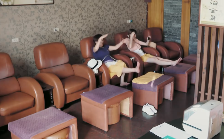 陈若仪|陈若仪带婆婆去捏脚，林妈妈腿短够不到凳子，陈若仪自顾照镜子