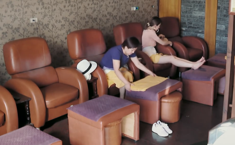 陈若仪|陈若仪带婆婆去捏脚，林妈妈腿短够不到凳子，陈若仪自顾照镜子