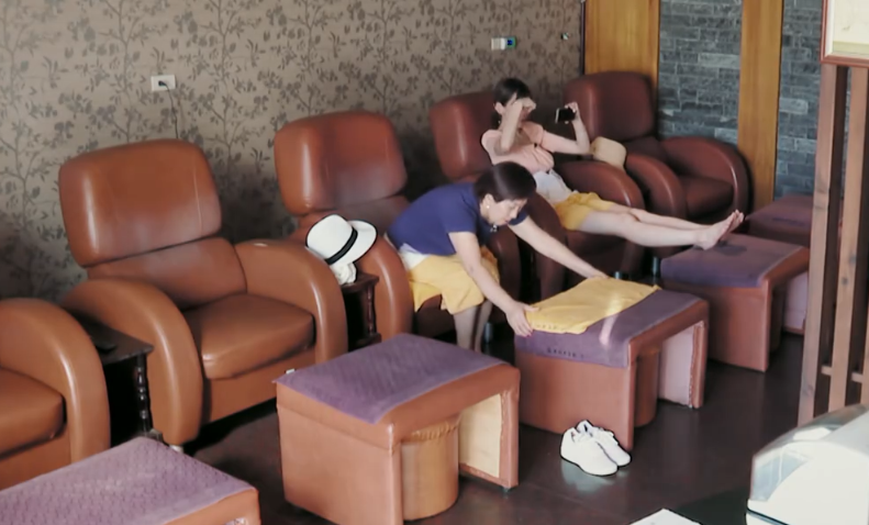 陈若仪|陈若仪带婆婆去捏脚，林妈妈腿短够不到凳子，陈若仪自顾照镜子