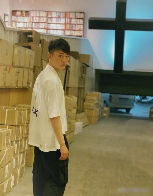 董璇|董璇曝光新恋情？夜会90后小鲜肉演员，街头牵手很是亲昵