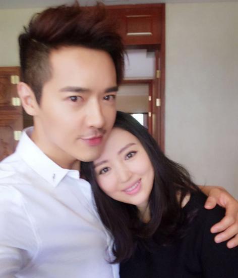 董璇|董璇曝光新恋情？夜会90后小鲜肉演员，街头牵手很是亲昵