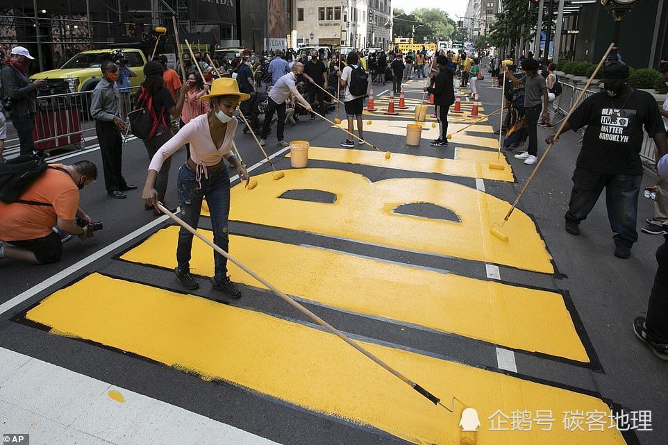 唐纳德·特朗普|特朗普刚被法院裁定必须交纳税申报表，又被纽约市长特朗普大厦前涂BLM