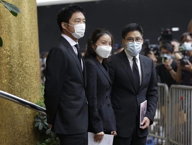 汪明荃|73岁汪明荃吊唁赌王后晒两人珍贵旧照，年轻阿姐超美，赌王高大帅气