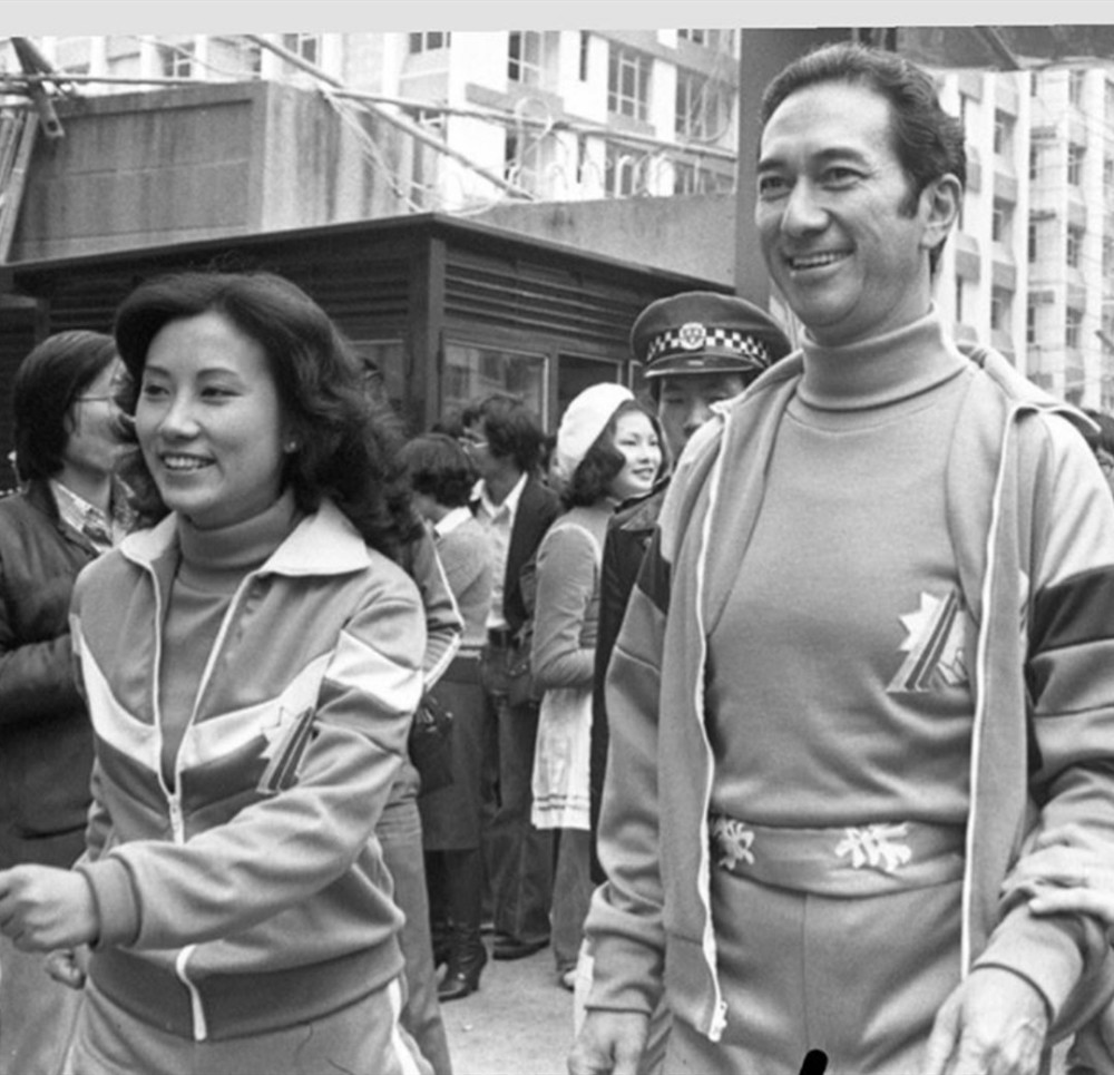 汪明荃|73岁汪明荃吊唁赌王后晒两人珍贵旧照，年轻阿姐超美，赌王高大帅气