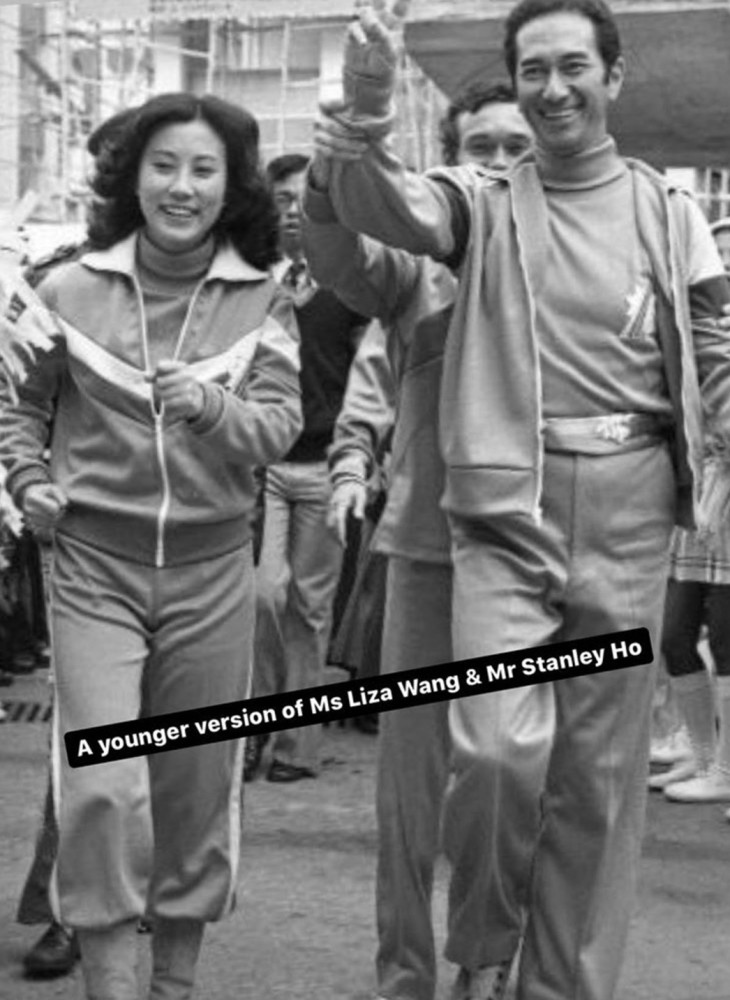 汪明荃|73岁汪明荃吊唁赌王后晒两人珍贵旧照，年轻阿姐超美，赌王高大帅气