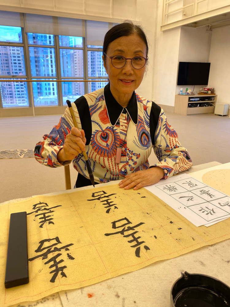 汪明荃|73岁汪明荃吊唁赌王后晒两人珍贵旧照，年轻阿姐超美，赌王高大帅气