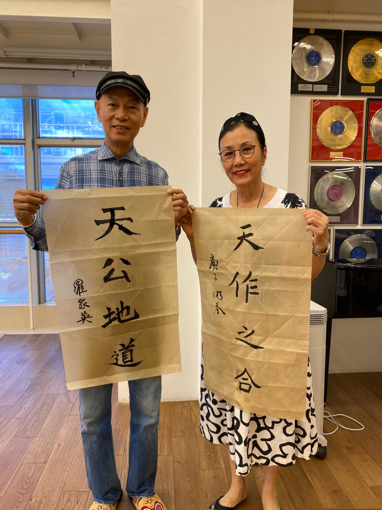 汪明荃|73岁汪明荃吊唁赌王后晒两人珍贵旧照，年轻阿姐超美，赌王高大帅气