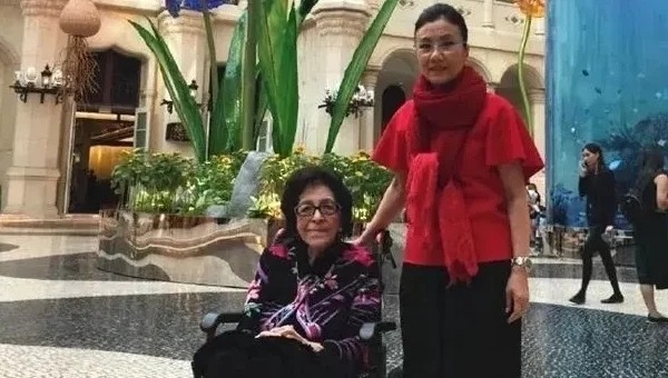 汪明荃|73岁汪明荃吊唁赌王后晒两人珍贵旧照，年轻阿姐超美，赌王高大帅气