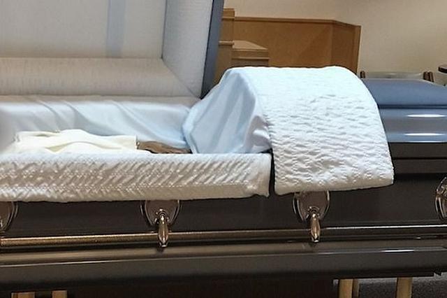 杰里·鲍曼|惊愕！美国男发现母亲棺材里竟装陌生人尸体，还穿戴妈妈衣服首饰