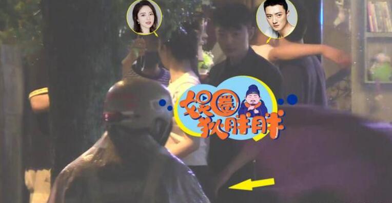 董璇|董璇苏小玎再曝约会照，聚餐后两人牵手同行，还一起回家疑似同居