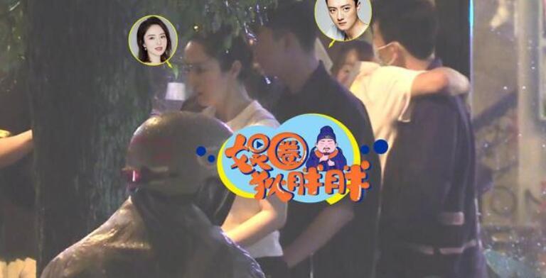 董璇|董璇苏小玎再曝约会照，聚餐后两人牵手同行，还一起回家疑似同居