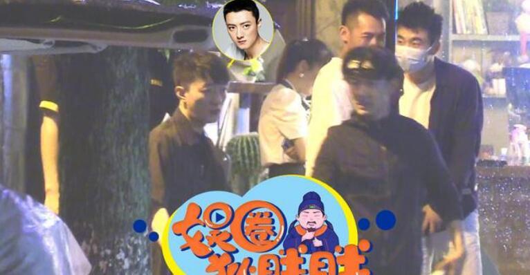 董璇|董璇苏小玎再曝约会照，聚餐后两人牵手同行，还一起回家疑似同居