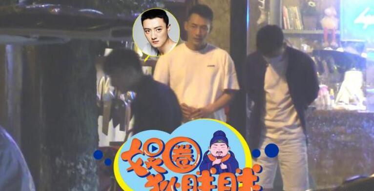 董璇|董璇苏小玎再曝约会照，聚餐后两人牵手同行，还一起回家疑似同居