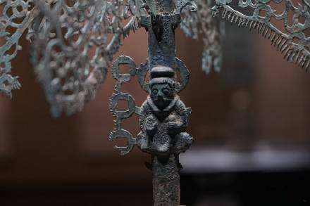 契丹墓出土一种"钱树",这个墓葬风俗,应与"建木"传说有关系