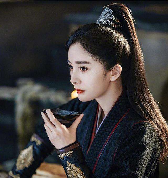 有种"美"叫女星穿黑衣古装,赵丽颖赵露思倪妮,谁最惊艳?_腾讯新闻