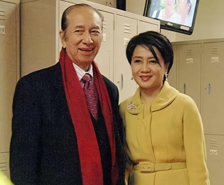 何超琼|四太梁安琪棋差一招！赌王离世后，霍震霆继续选择与何超琼合作