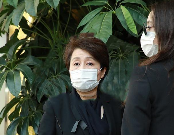 何超琼|四太梁安琪棋差一招！赌王离世后，霍震霆继续选择与何超琼合作