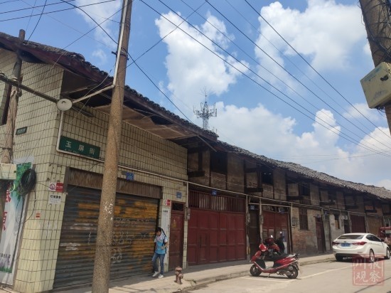 该道由内江县城东下经黄荆坝入境,南渡沱江河,由北岸进入椑木镇,再去