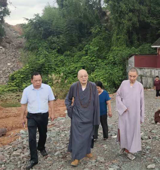 圣辉法师救灾途中到莲华寺看望日渐长大的弃婴 并对当地宗教场所开展