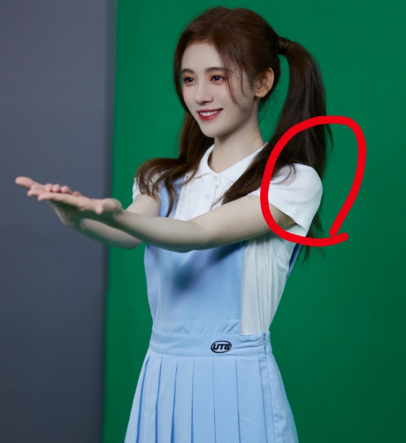 杨幂|继鞠婧祎垫肩后，杨幂被扒出“垫屁股”，生图让全网直呼失恋了