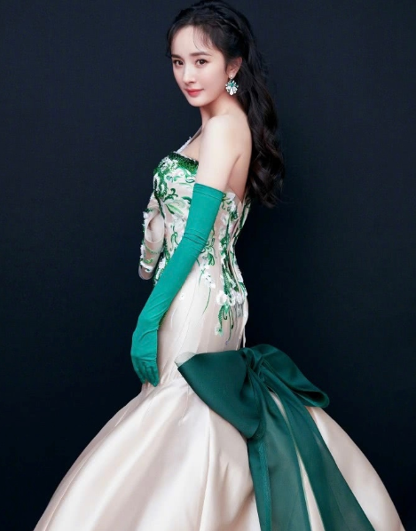 杨幂|继鞠婧祎垫肩后，杨幂被扒出“垫屁股”，生图让全网直呼失恋了