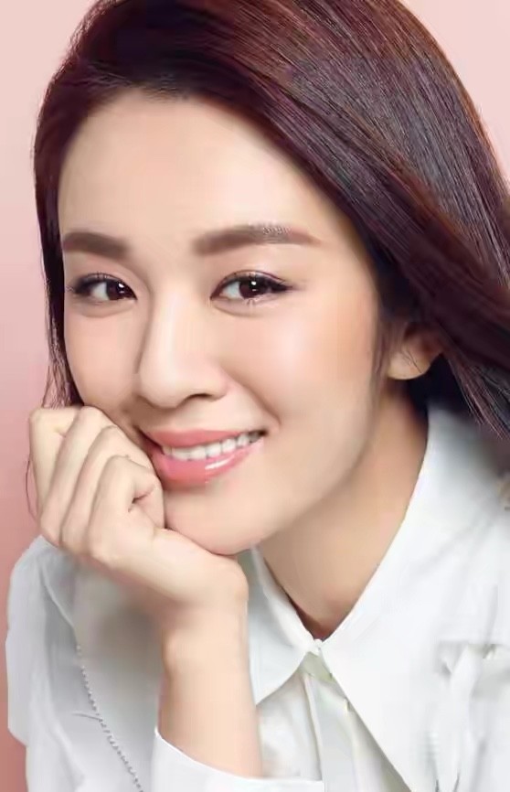 实力派女演员王晓晨穿简约衬衫拍摄大头照很美