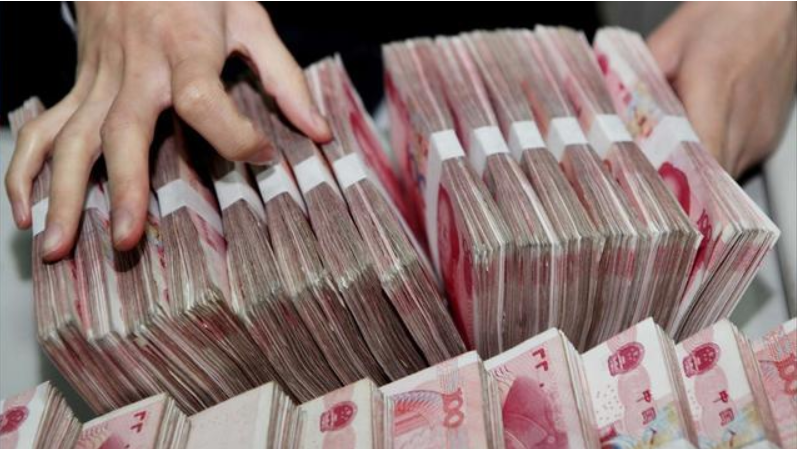 男子去银行10万现金急用银行不让取!_腾讯新闻