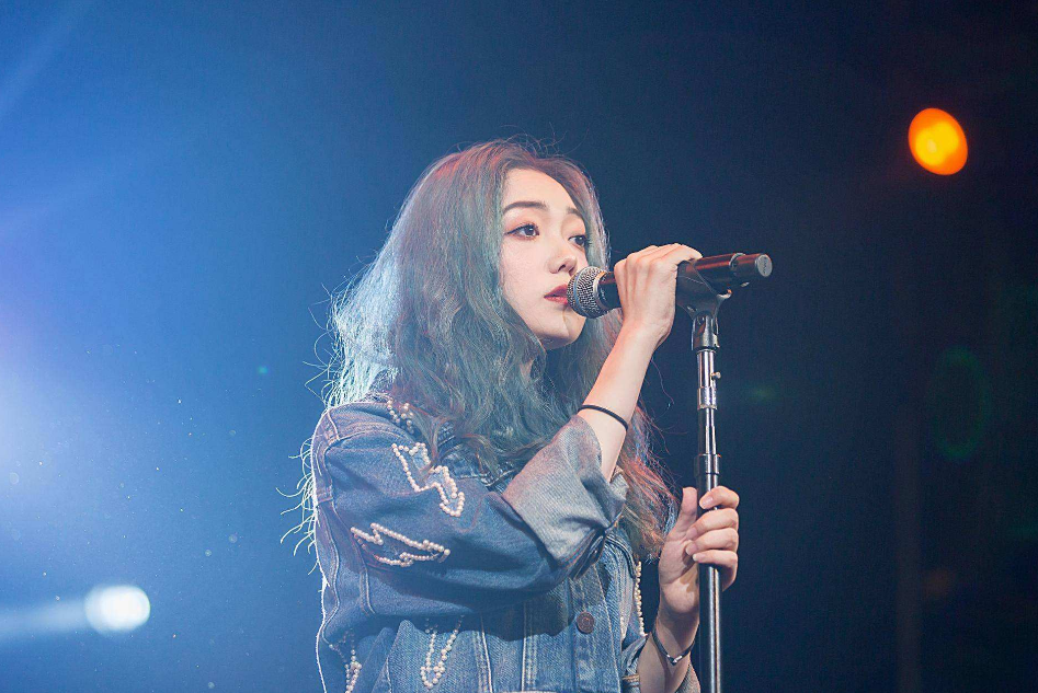 希林娜依·高|希林娜依·高刚成团出道就被曝新恋情，男方大她7岁，两人曾合作过