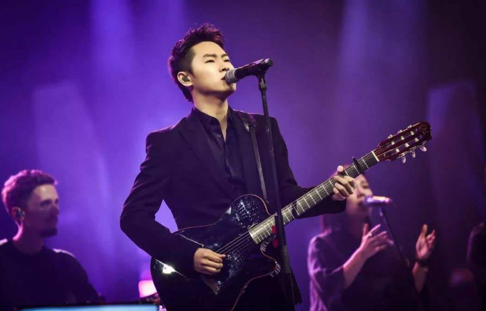 希林娜依·高|希林娜依·高刚成团出道就被曝新恋情，男方大她7岁，两人曾合作过