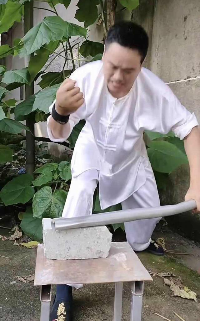 第二个皮香远少林功夫传人铁砂掌打扁铁管欲破武僧一龙铁布衫