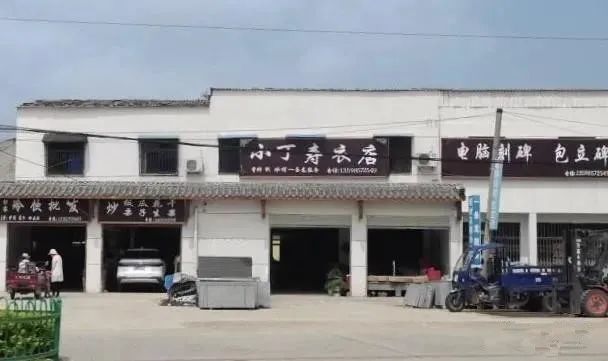 甘岸街道一名商鋪經營者告訴記者,她家的店鋪門頭被換成黑底白字後