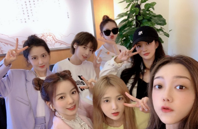 硬糖少女303|硬糖少女队长最佳人选，超话准时签到事业心极强，网友：队长非她莫属