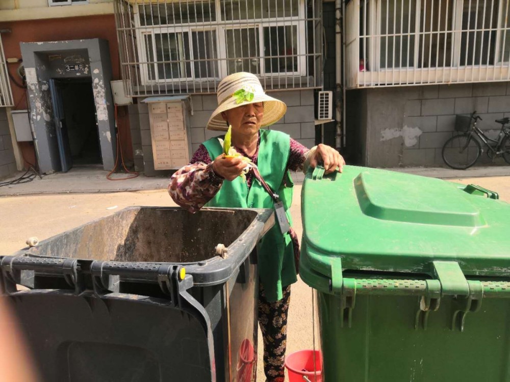 垃圾桶|天热垃圾桶有味儿怎么办？看这些小区想方设法消除脏乱臭