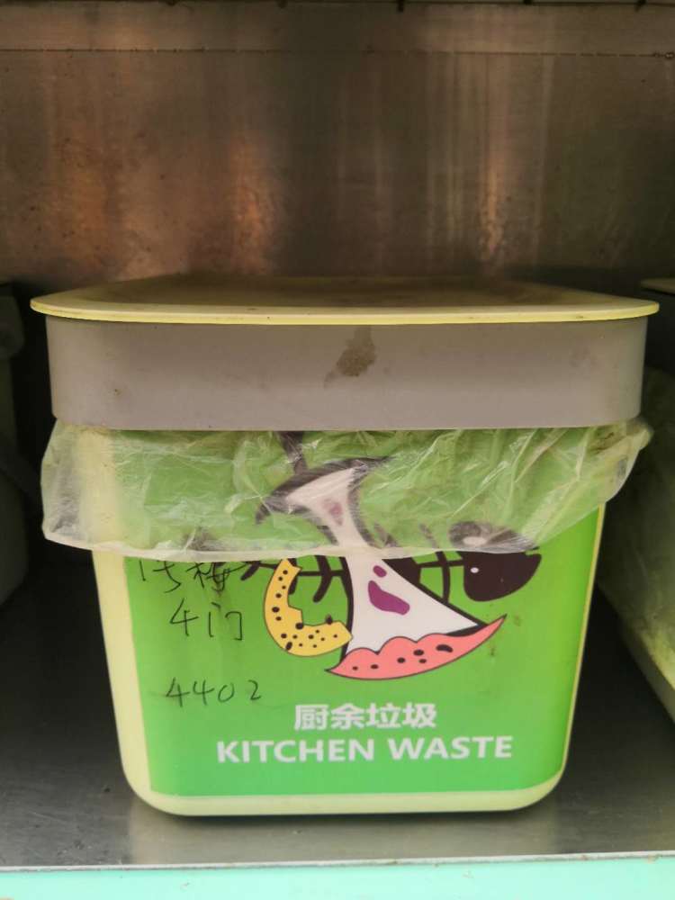 垃圾桶|天热垃圾桶有味儿怎么办？看这些小区想方设法消除脏乱臭